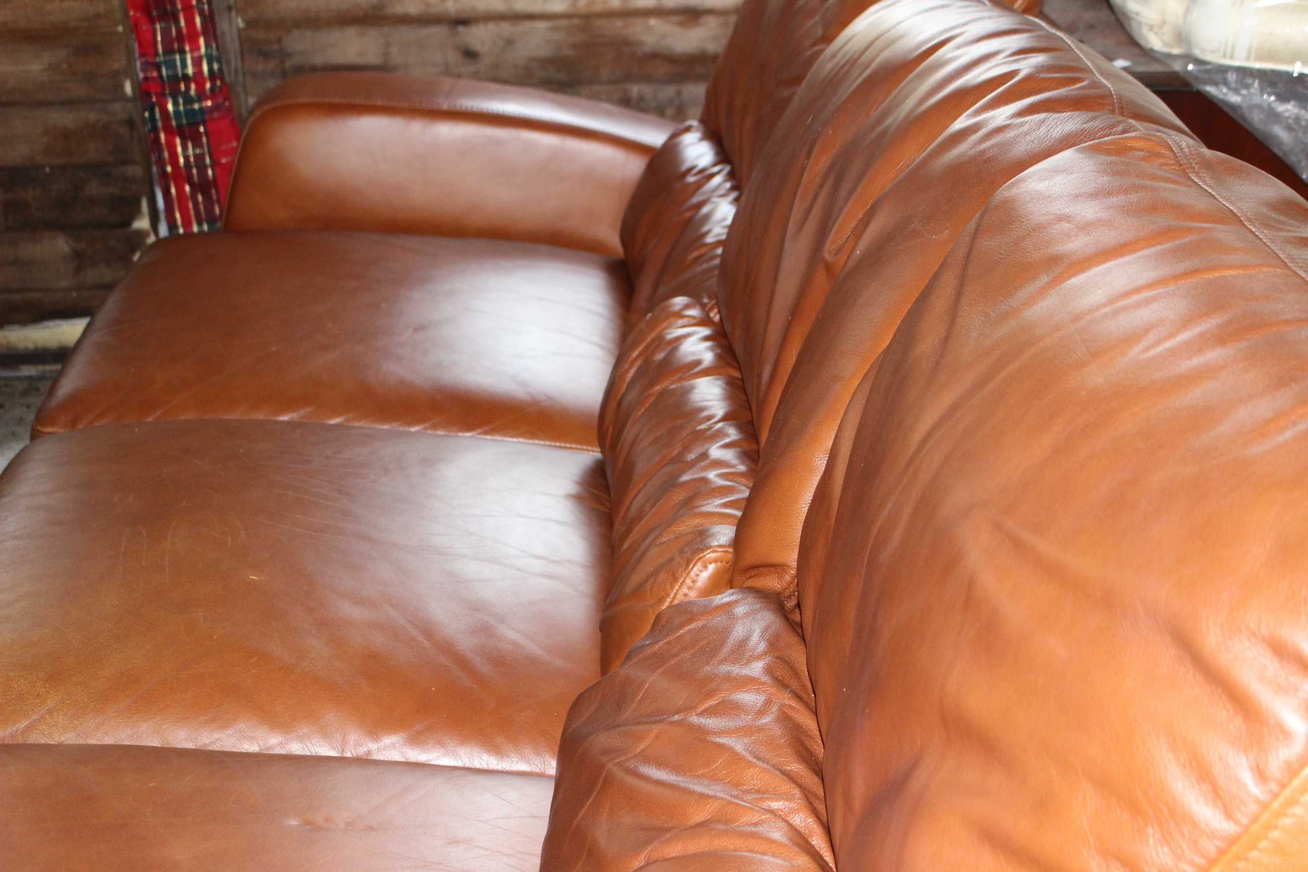 3 seater Tan leather retro style reclining sofa (outer 2 seats recline) small signs of normal use - Image 3 of 6
