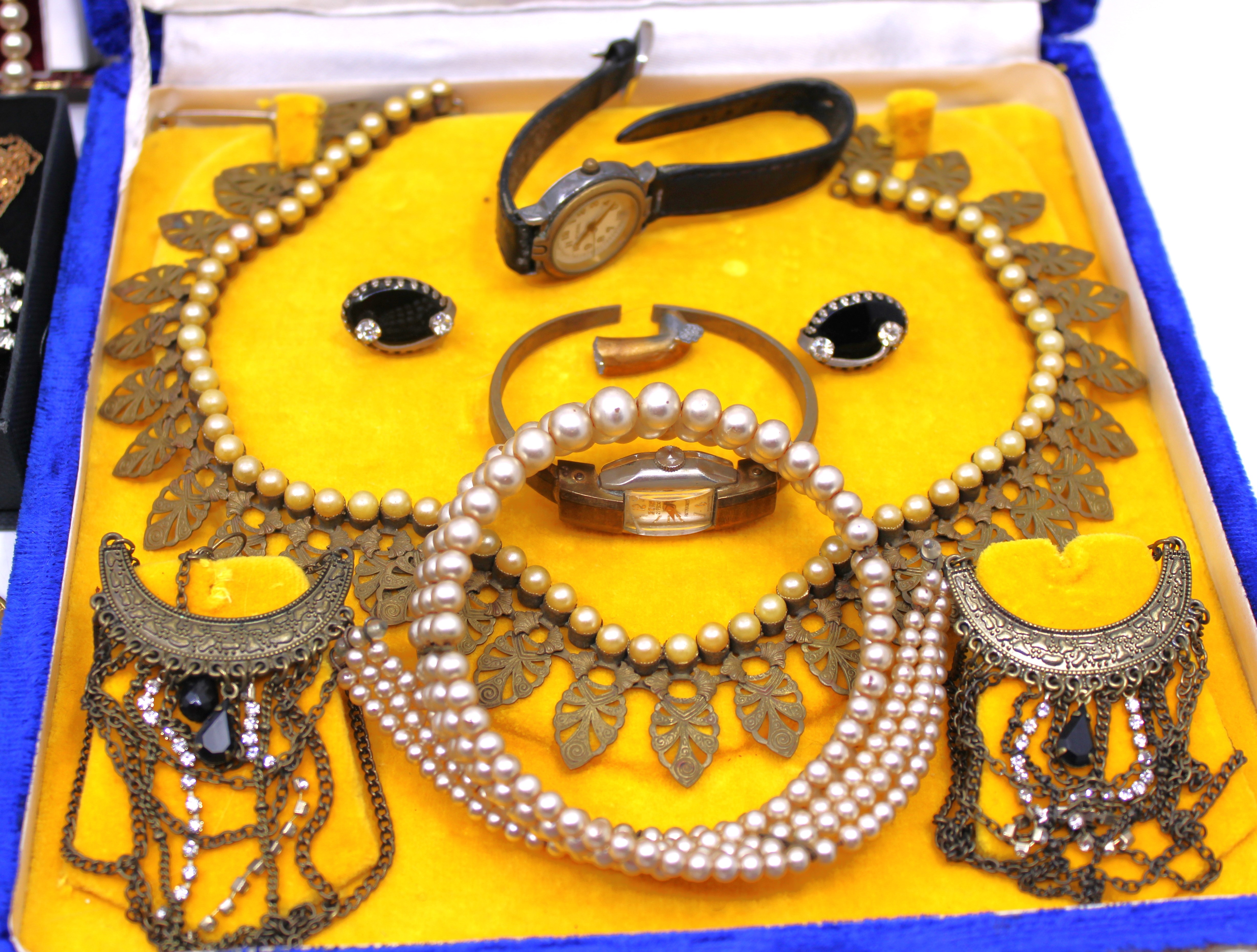 Selection of Costume Jewellery and Miscellaneous items.  To include Brooches, Simulated Pearls, - Image 2 of 4