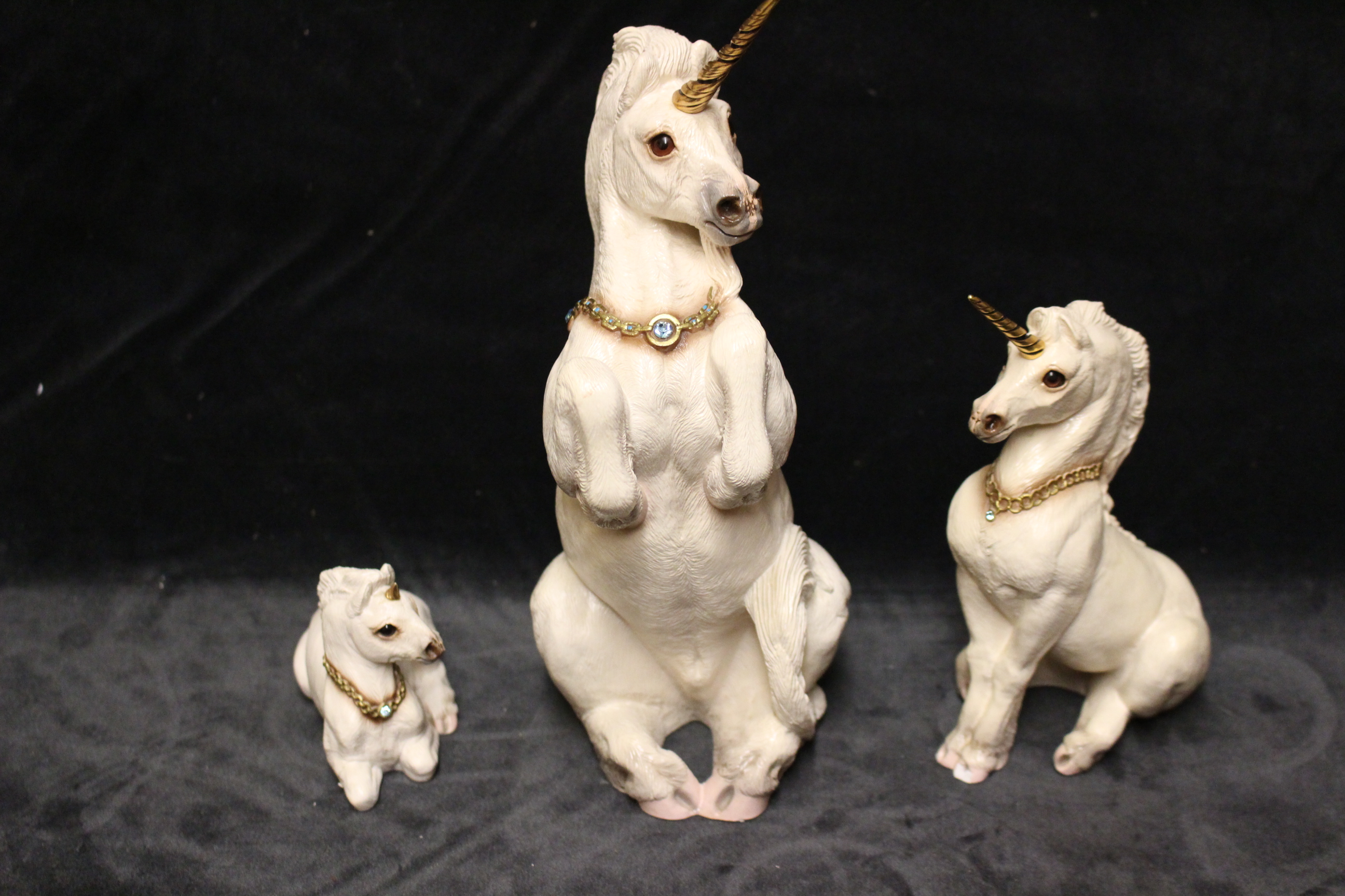 Three Windstone Editions resin unicorns in sizes, tallest 25.5cm high, smallest 7.5cm high a - Image 2 of 4