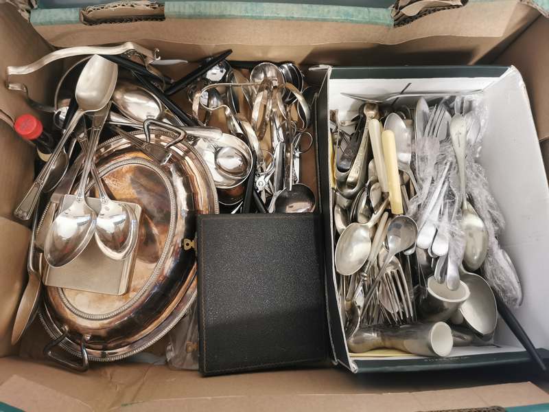 A collection of miscellaneous silver plated cutlery and silver plated items, to include an oak cased - Image 4 of 4