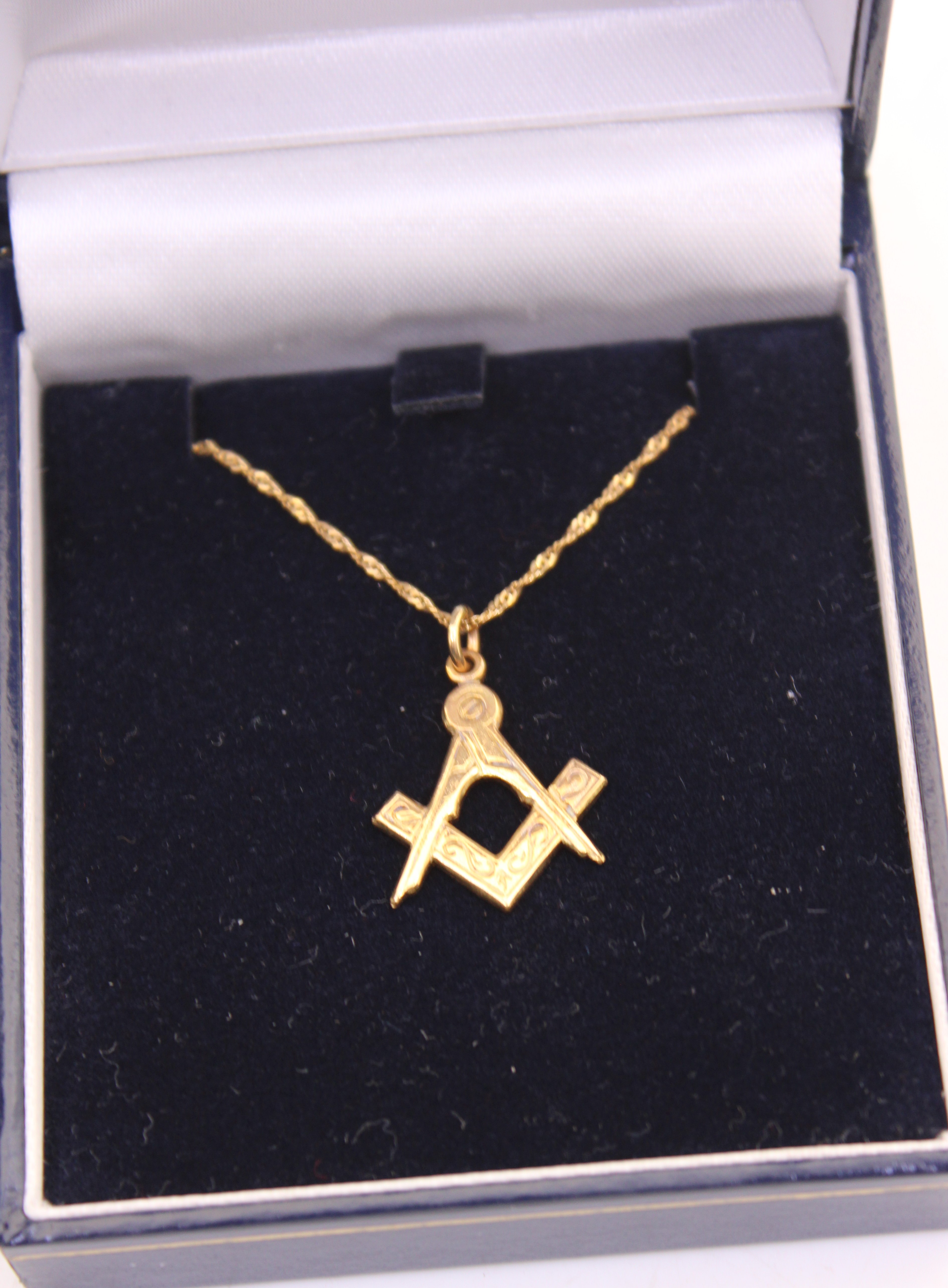 Selection of 9ct Gold Jewellery.  To include a 9ct Gold Cross Pendant and Chain, a 9ct Gold Cross - Image 2 of 5
