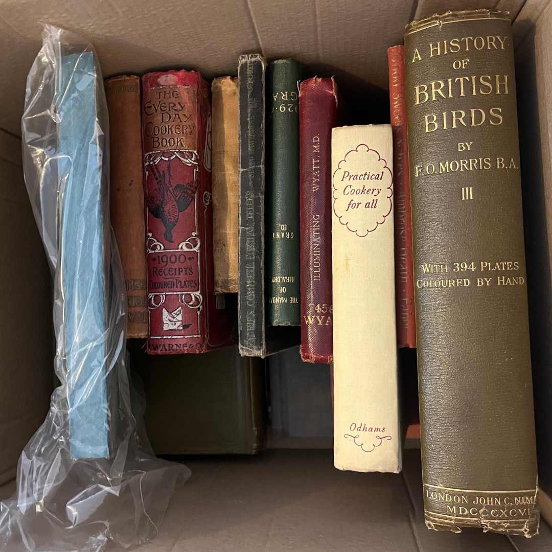 A mixed box of vintage and antique books of assorted interest to include: Lancashite Brief - Image 2 of 2