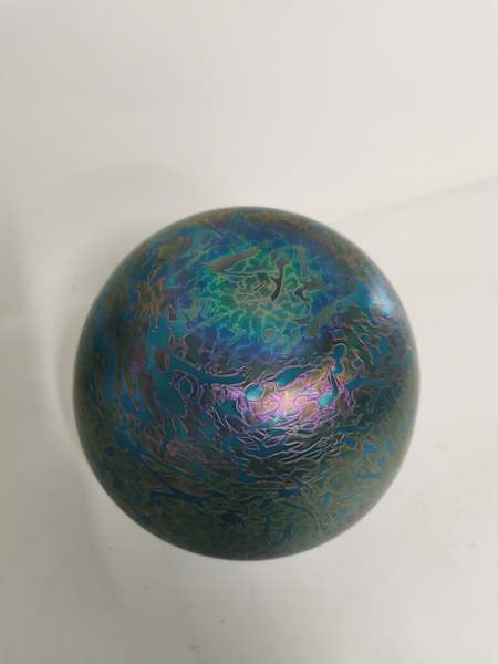 A Brierley green/blue colour iridescent glass vase. Approx 16.5cm high. In good condition (1) - Image 2 of 2