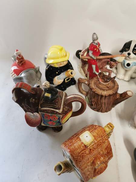 A quantity of novelty collectable teapots to include 'pots of fun' by Bob Hersey, Sadler and others. - Image 7 of 7