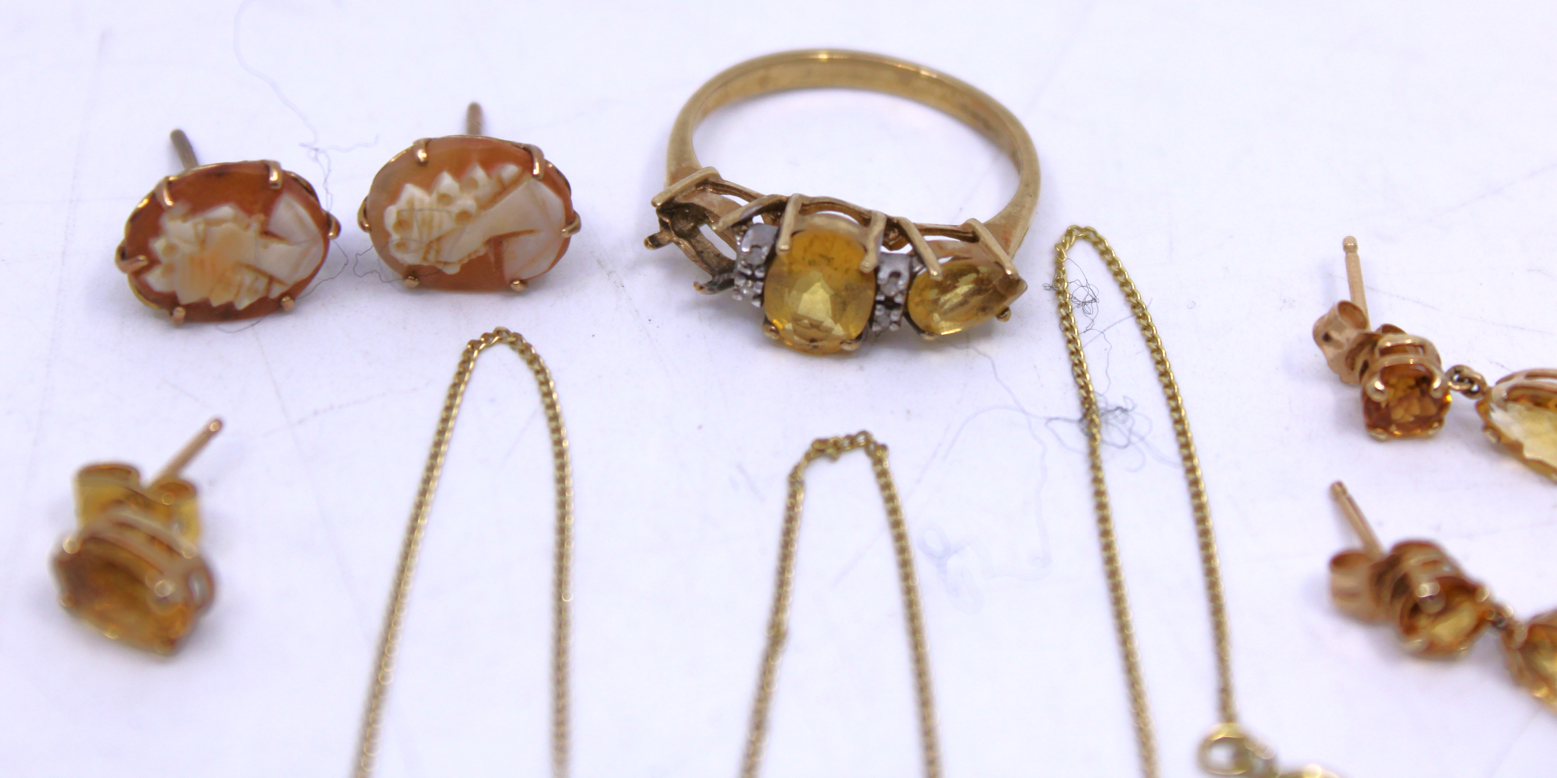 Selection of 9ct Gold Jewellery. Some of it broken Jewellery.  To include a 9ct Gold fine chain, two - Image 2 of 4
