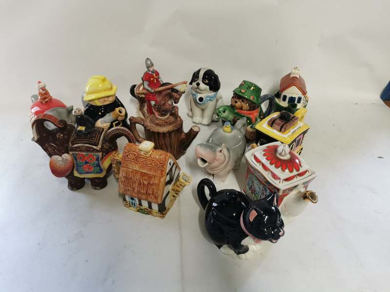 A quantity of novelty collectable teapots to include 'pots of fun' by Bob Hersey, Sadler and others.