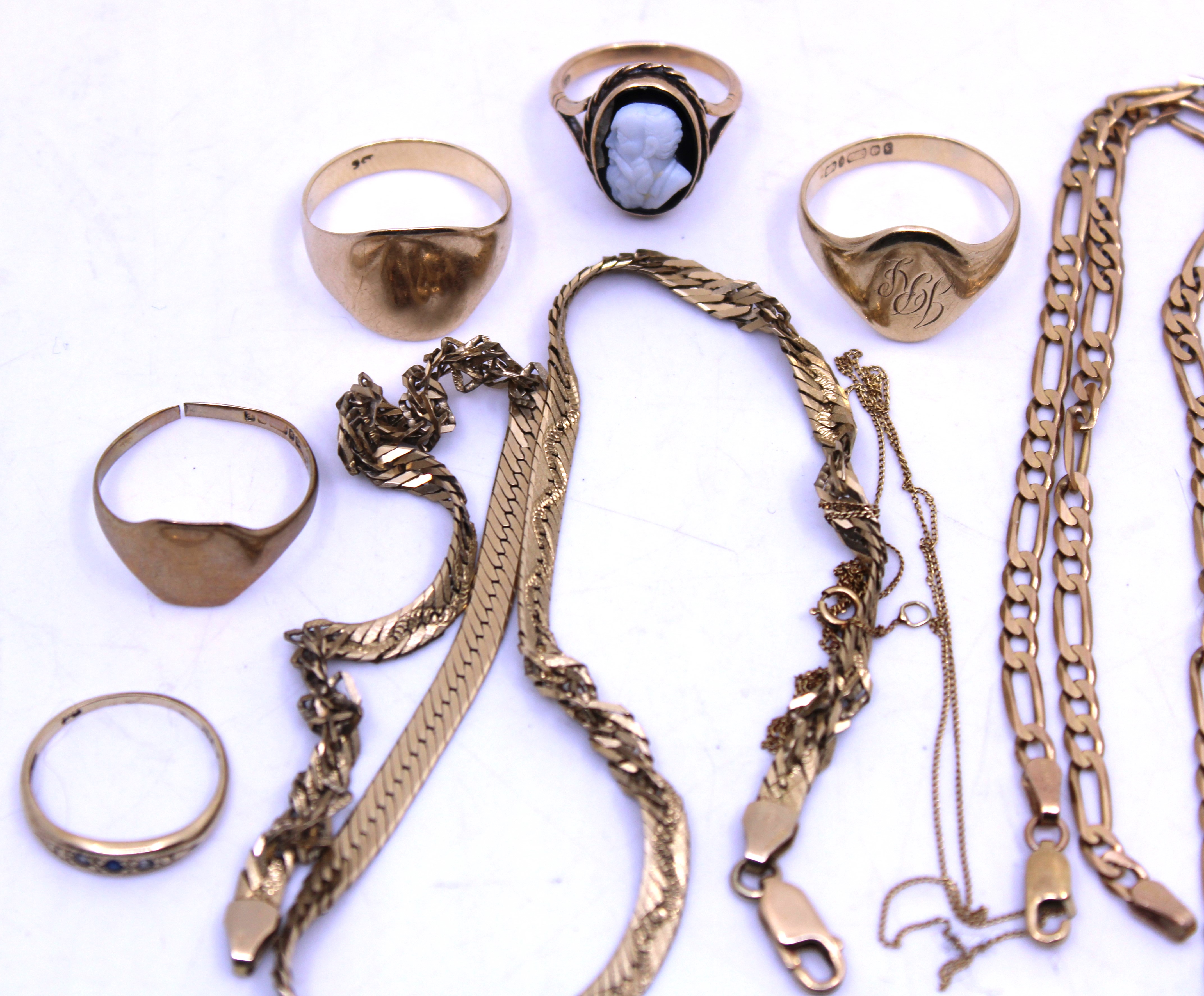 Selection of 9ct Gold Jewellery. Some broken Gold. To include; Chains, Rings such as two Sapphire - Image 2 of 3
