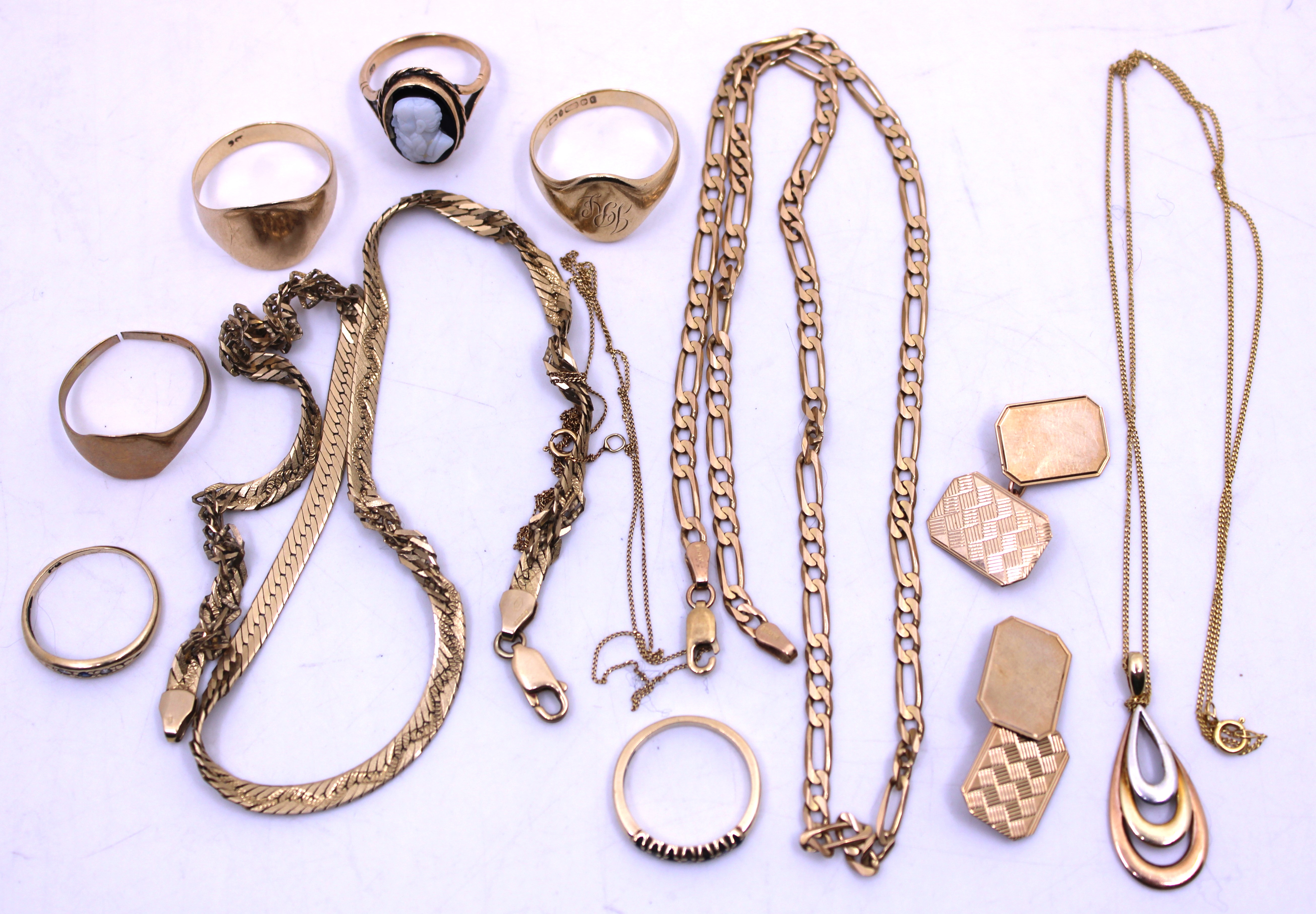 Selection of 9ct Gold Jewellery. Some broken Gold. To include; Chains, Rings such as two Sapphire