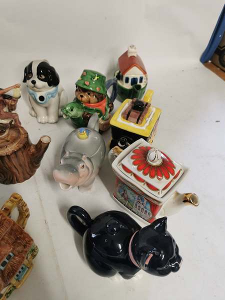 A quantity of novelty collectable teapots to include 'pots of fun' by Bob Hersey, Sadler and others. - Image 6 of 7