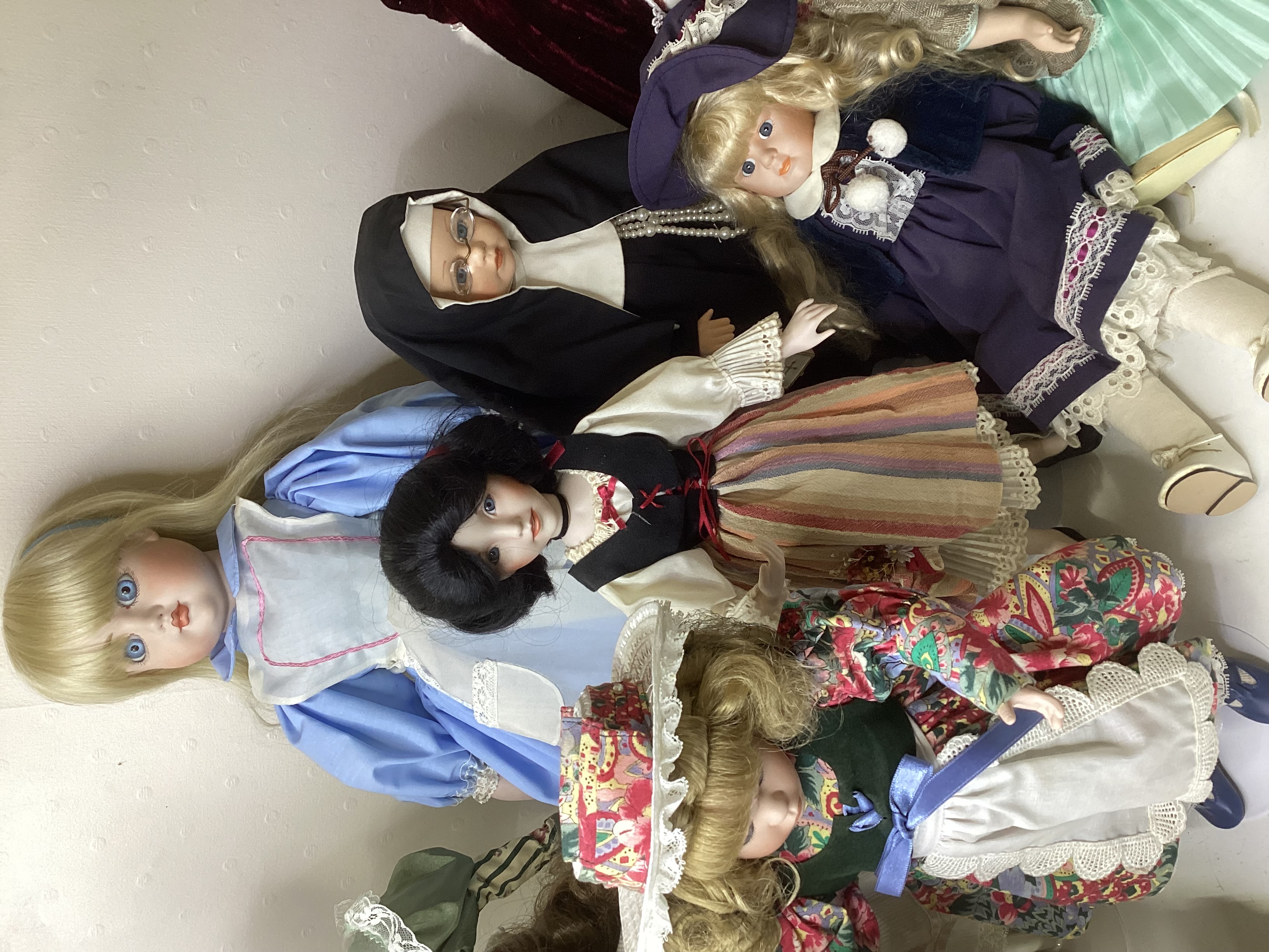 Vintage collectible artist porcelain dolls to include Alice in Wonderland, Snow White and many fairy - Image 11 of 14