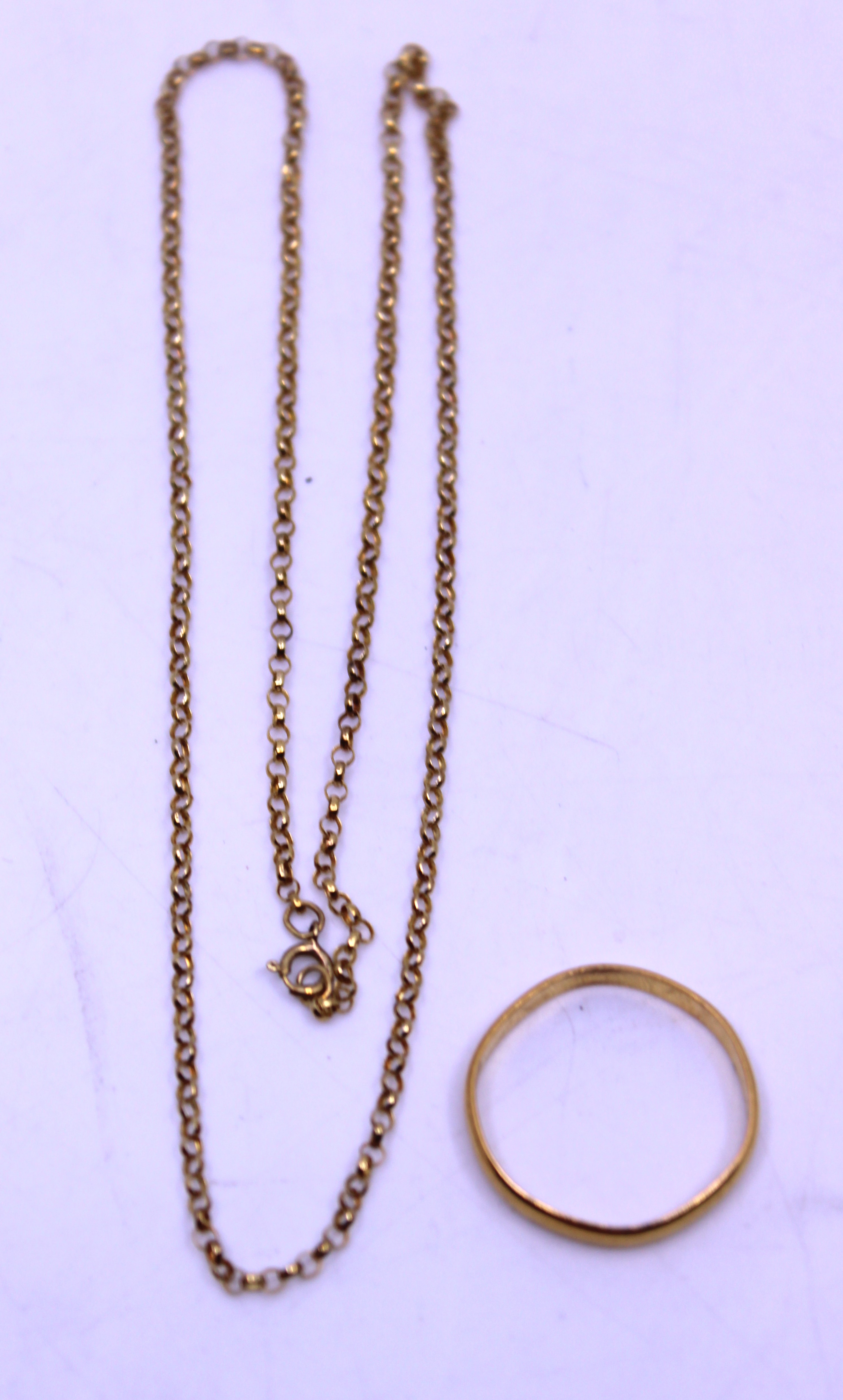 9ct Yellow Gold Fine Belcher Chain and a 22ct Yellow Gold Wedding Band.  The 9ct Yellow Gold Fine