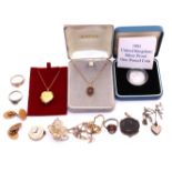 Small Collection of 9ct Gold and Sterling Silver Jewellery etc. To include a selection of 9ct Gold