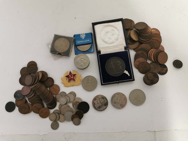 The National Rifles Association 1880 bronze coin together with three £5 coins and other Victorian