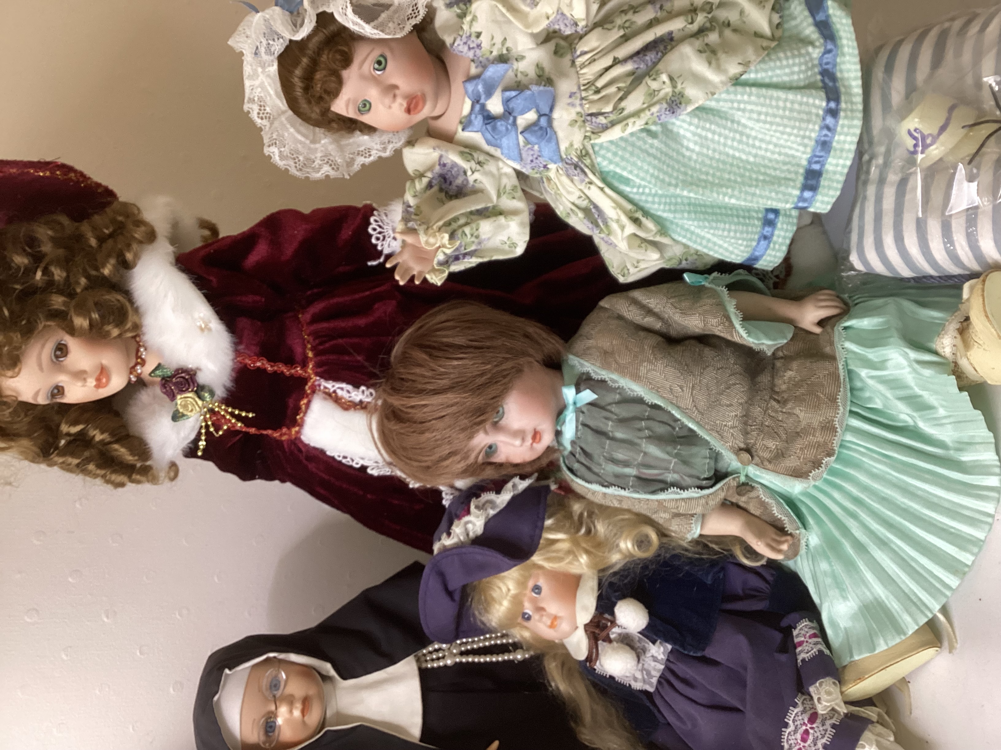 Vintage collectible artist porcelain dolls to include Alice in Wonderland, Snow White and many fairy - Image 8 of 14