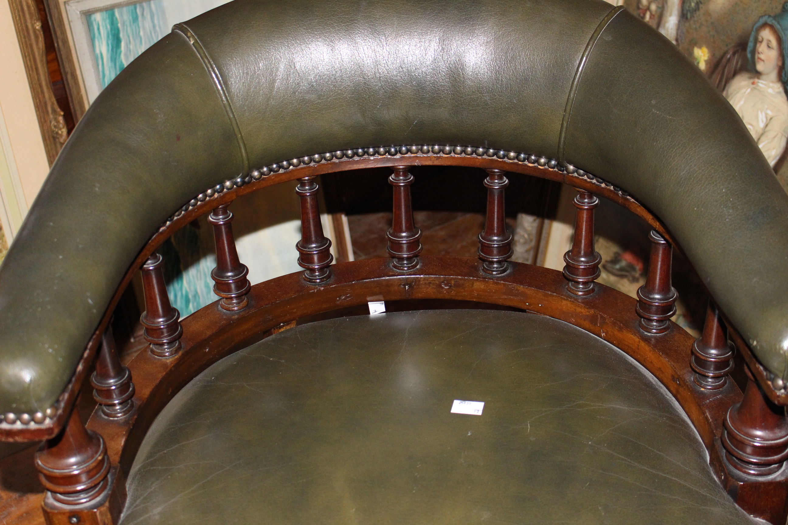 Green swivel captains chair. Some marks to front seat and arm. - Image 3 of 5