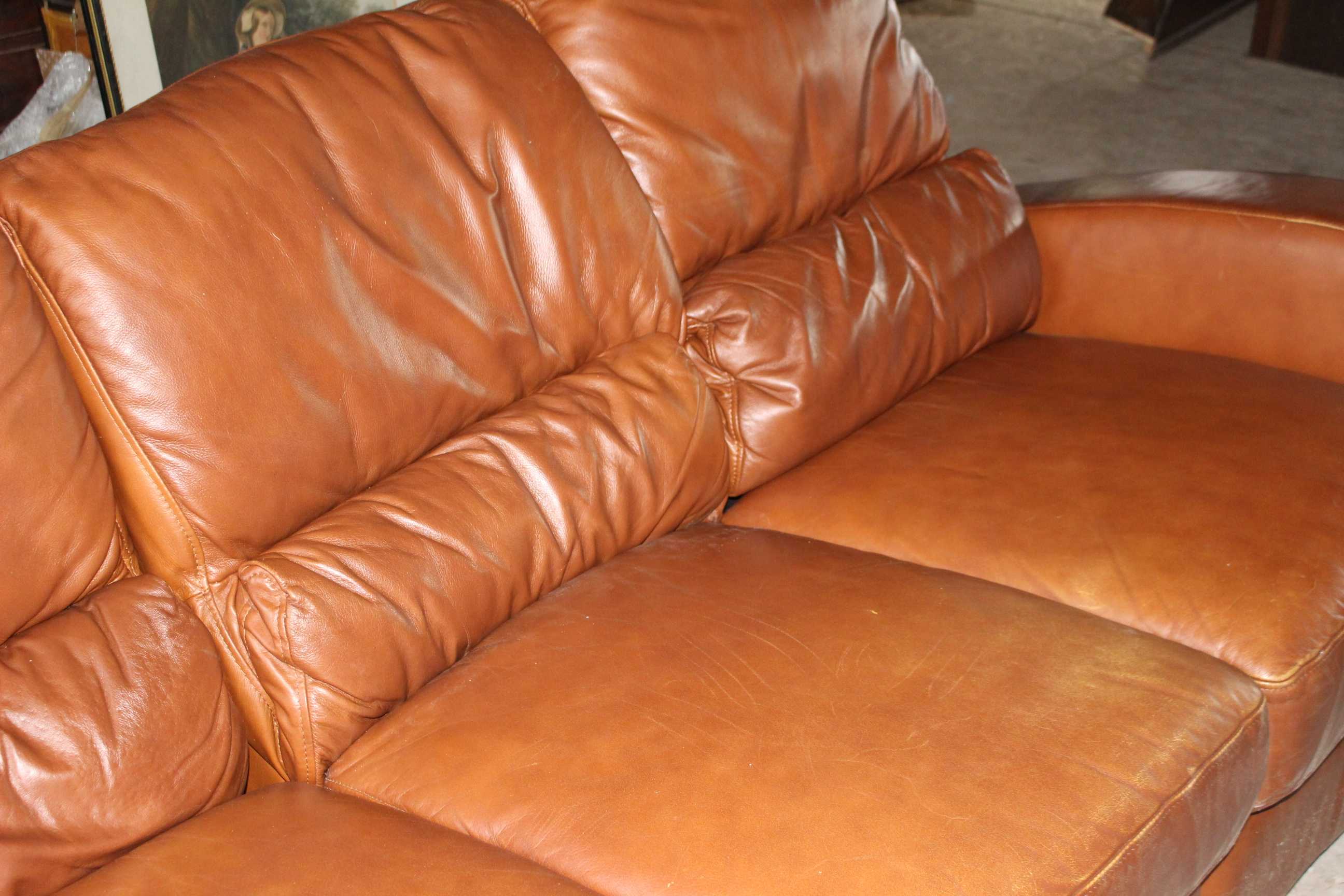 3 seater Tan leather retro style reclining sofa (outer 2 seats recline) small signs of normal use - Image 5 of 6