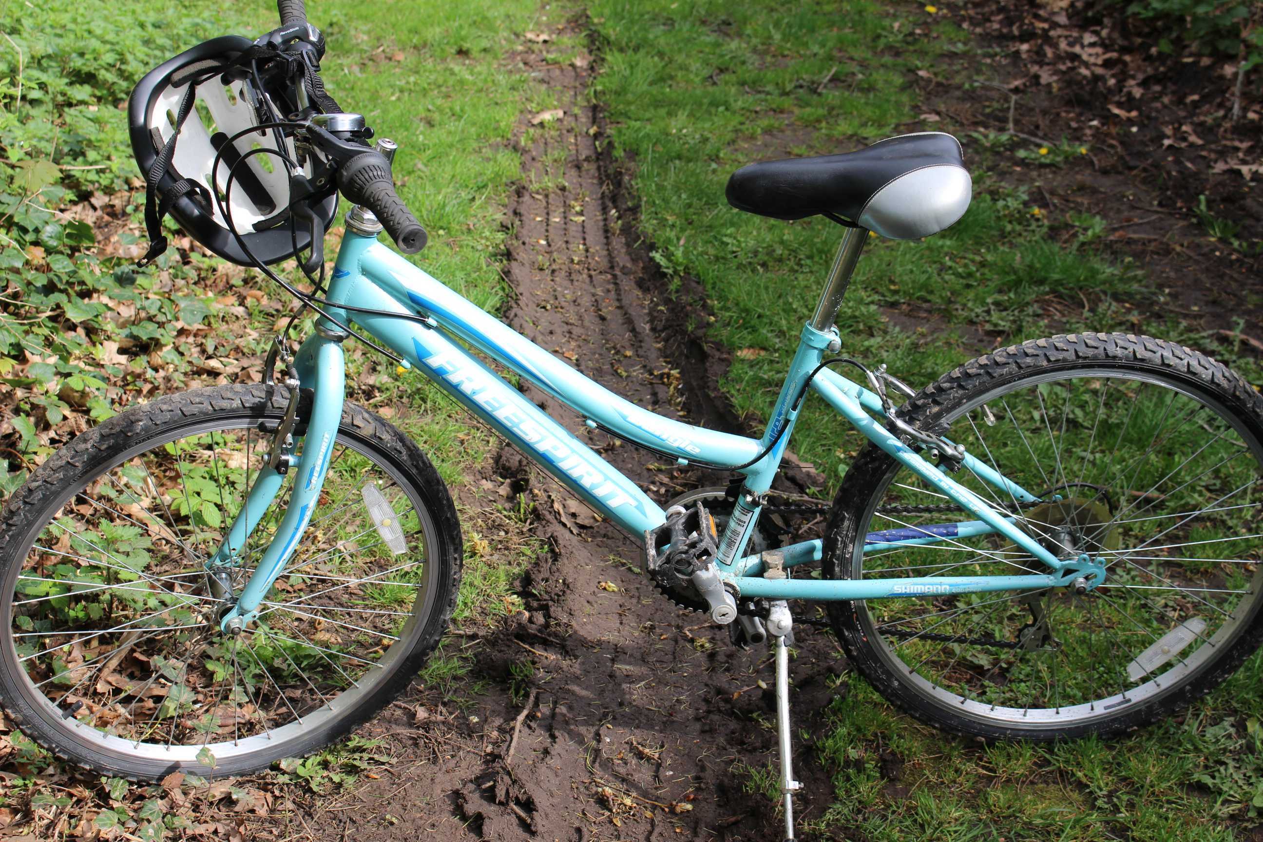 2 x Childrens mountain bikes with accessories. - Image 8 of 12