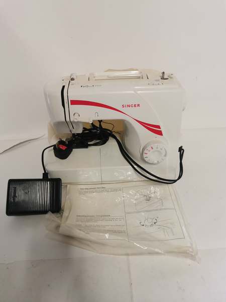A Singer model 1507 sewing machine with cover and manual. (1)