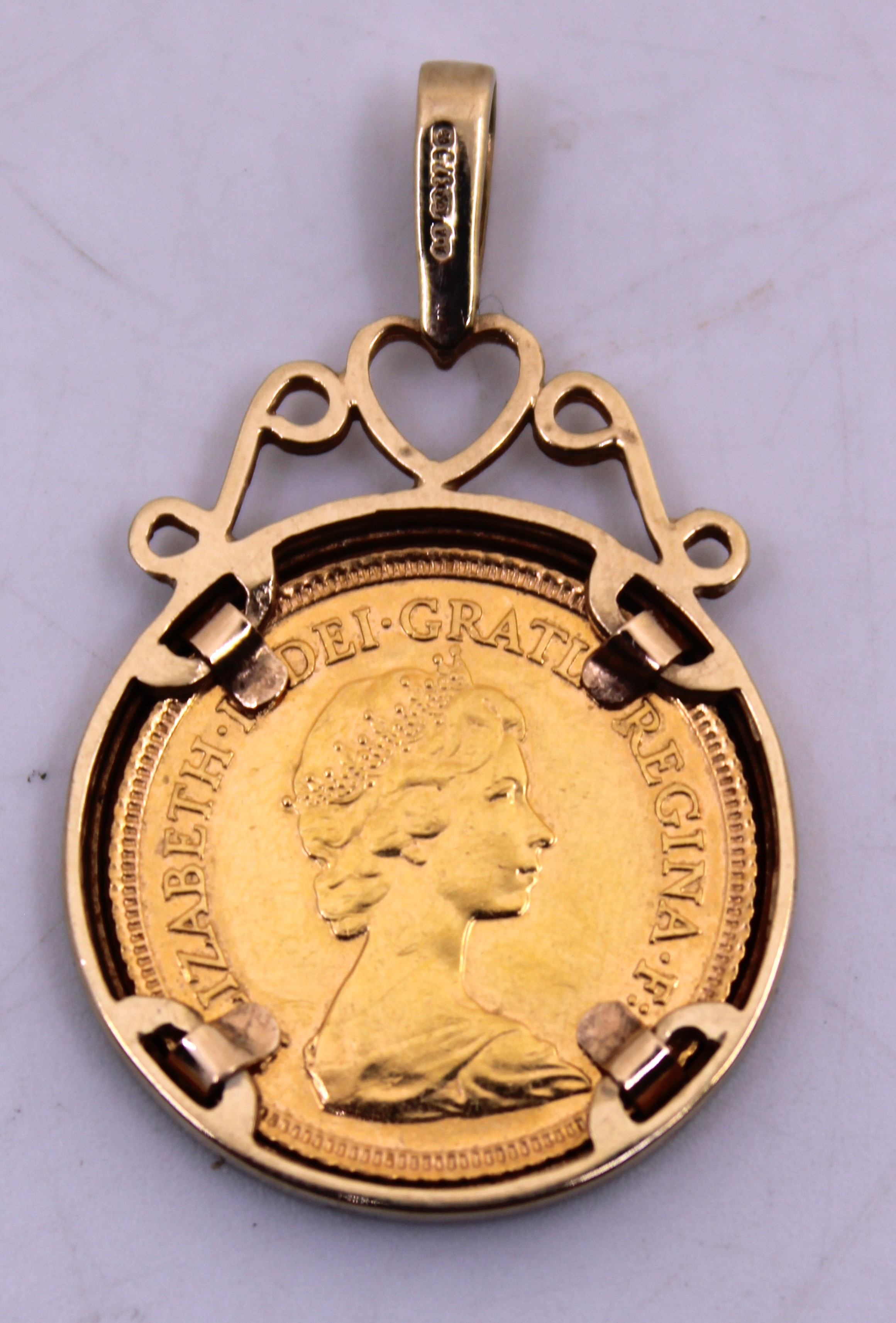 1982 Half Sovereign & Mount Pendant.  The pendant bale is hallmarked "375" for 9ct Gold.  The - Image 2 of 2