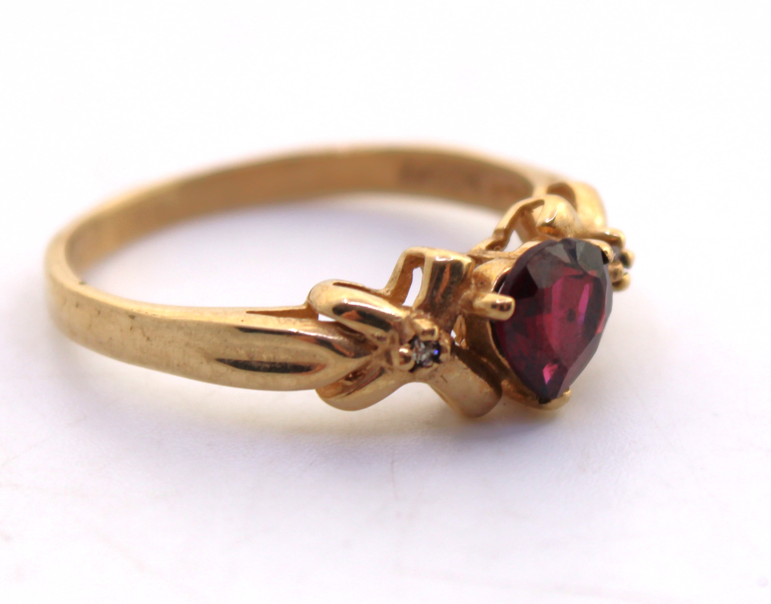9ct Yellow Gold Heart Shaped Garnet and Cubic Zirconia Ring.  The Heart Shaped Garnet measures - Image 2 of 3