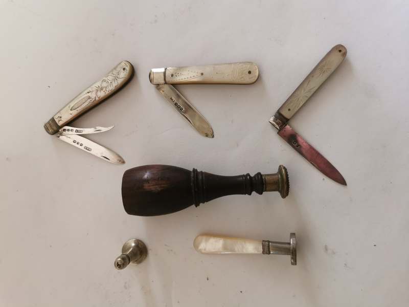 3 circa 1900 wax seals, together with 3 silver bladed mother of pearl pocket knives. (1)