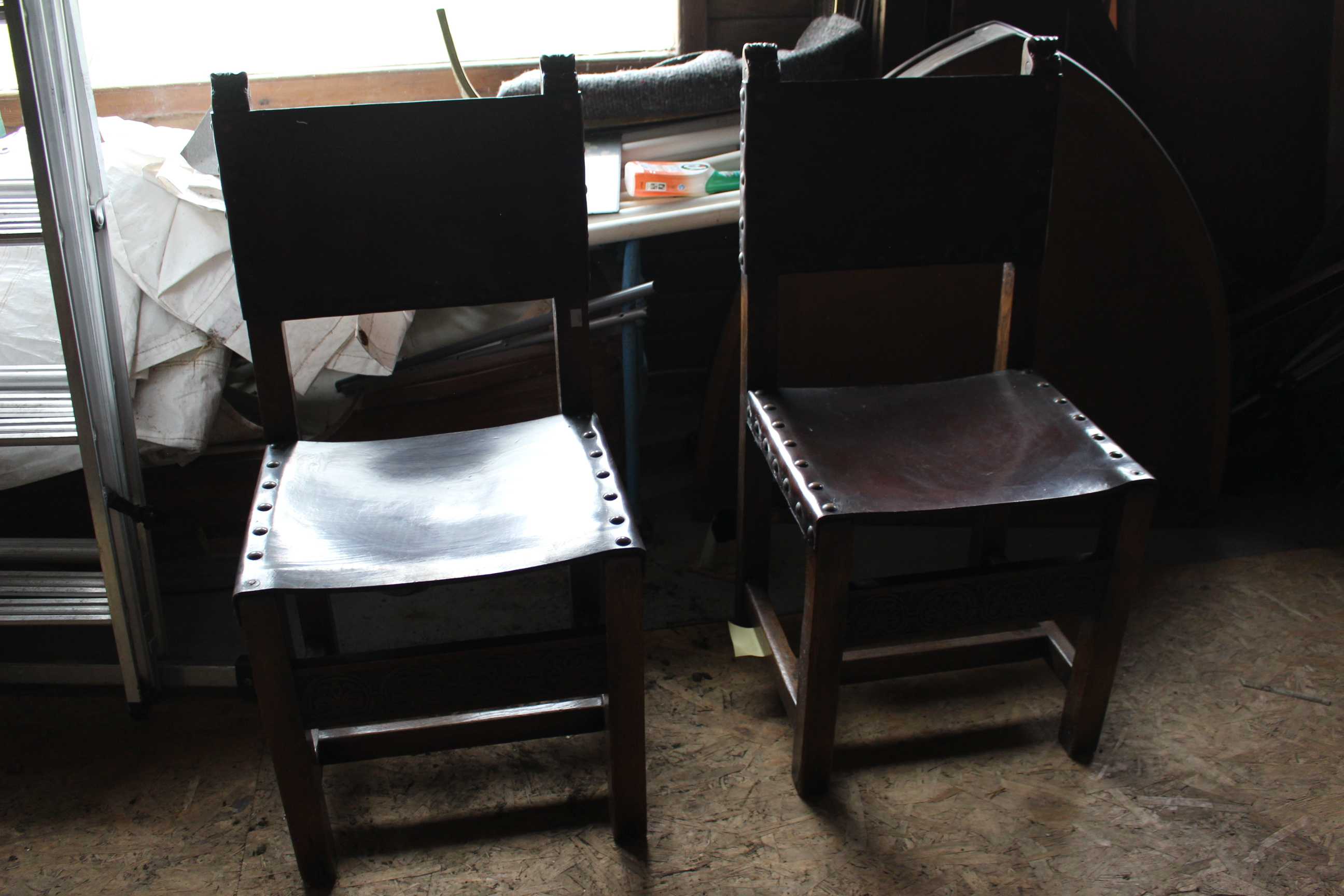 A 1930s oak dining room draw leaf table. Complete with 4 x leather seated chairs and 1 x arts and - Image 4 of 9
