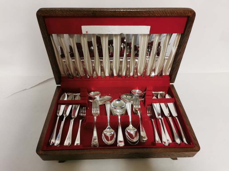 An oak cased EPNS 6 place setting canteen of cutlery. (1)