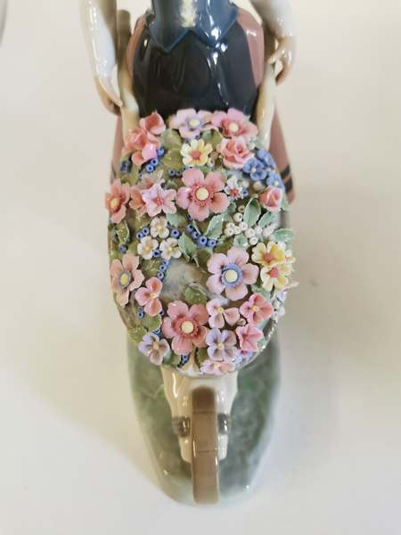 A Lladro porcelain figure; 1419 A Barrel Of Blossoms in box. Figure is over all in good condition ( - Image 3 of 3