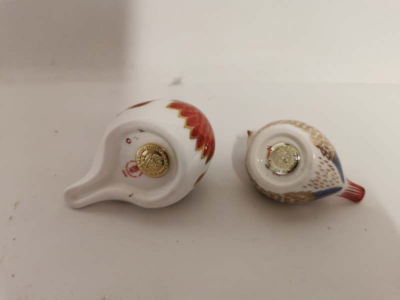A Royal Crown Derby bone china Robin and another bird paperweights with gold stoppers. (2) - Image 2 of 2
