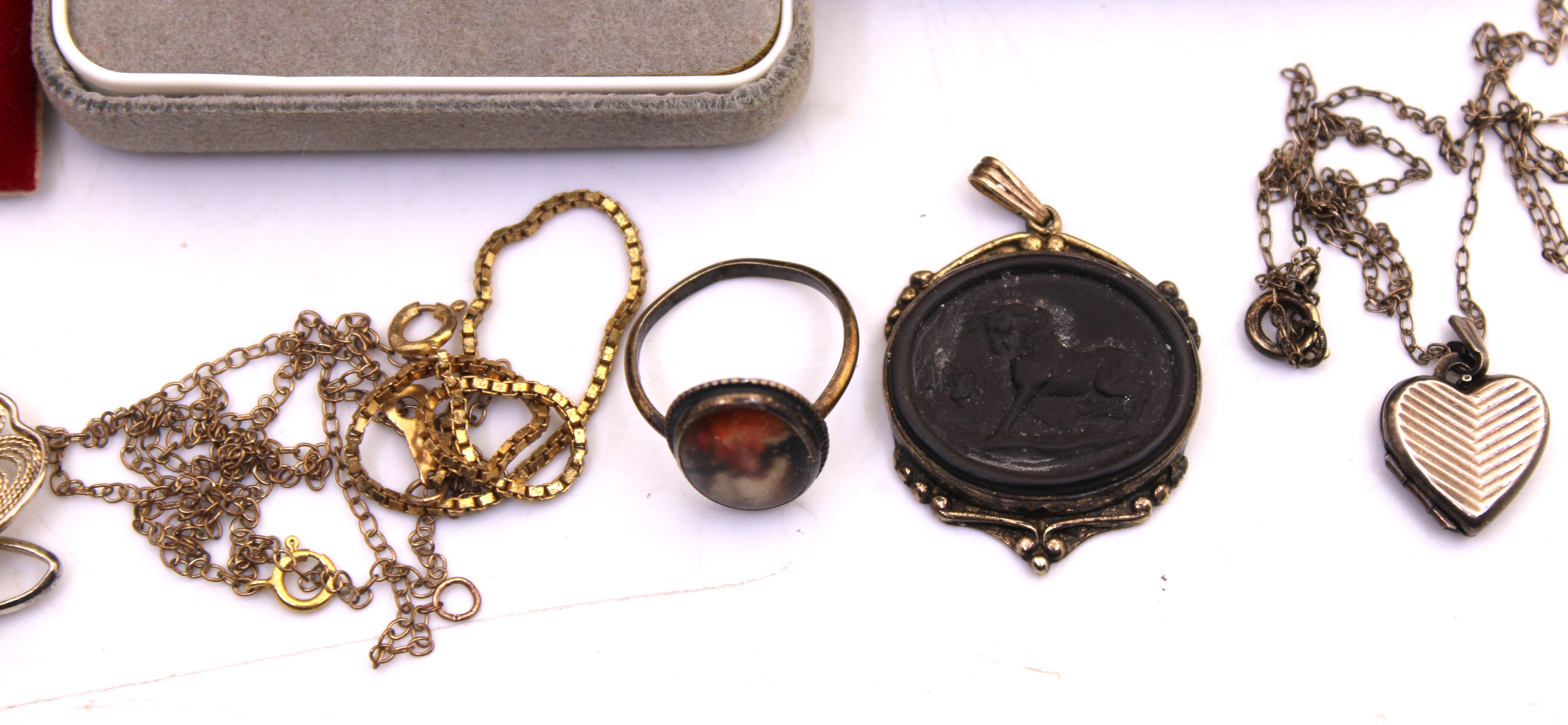 Small Collection of 9ct Gold and Sterling Silver Jewellery etc. To include a selection of 9ct Gold - Image 4 of 4