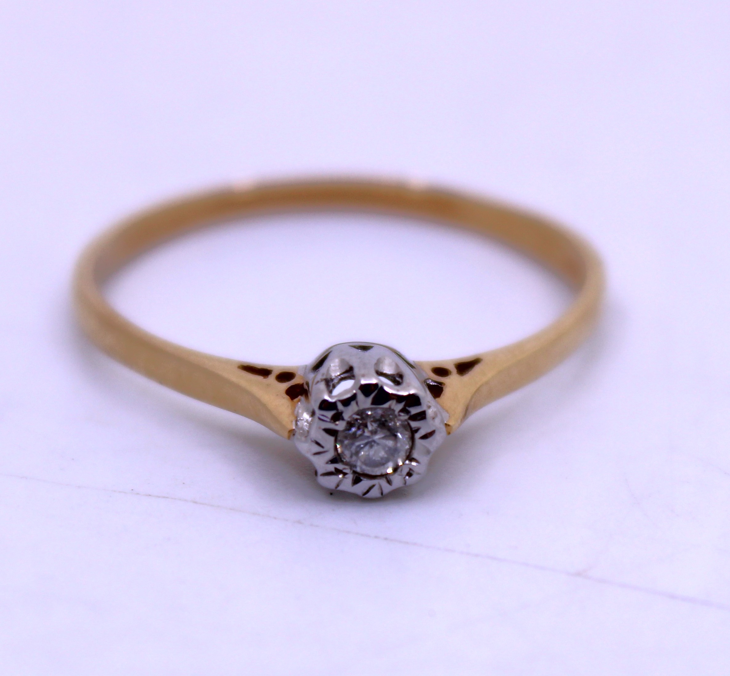 18ct Yellow Gold Approx. 0.10ct Ilusion Set Solitaire Round Brilliant Cut Diamond Engagement