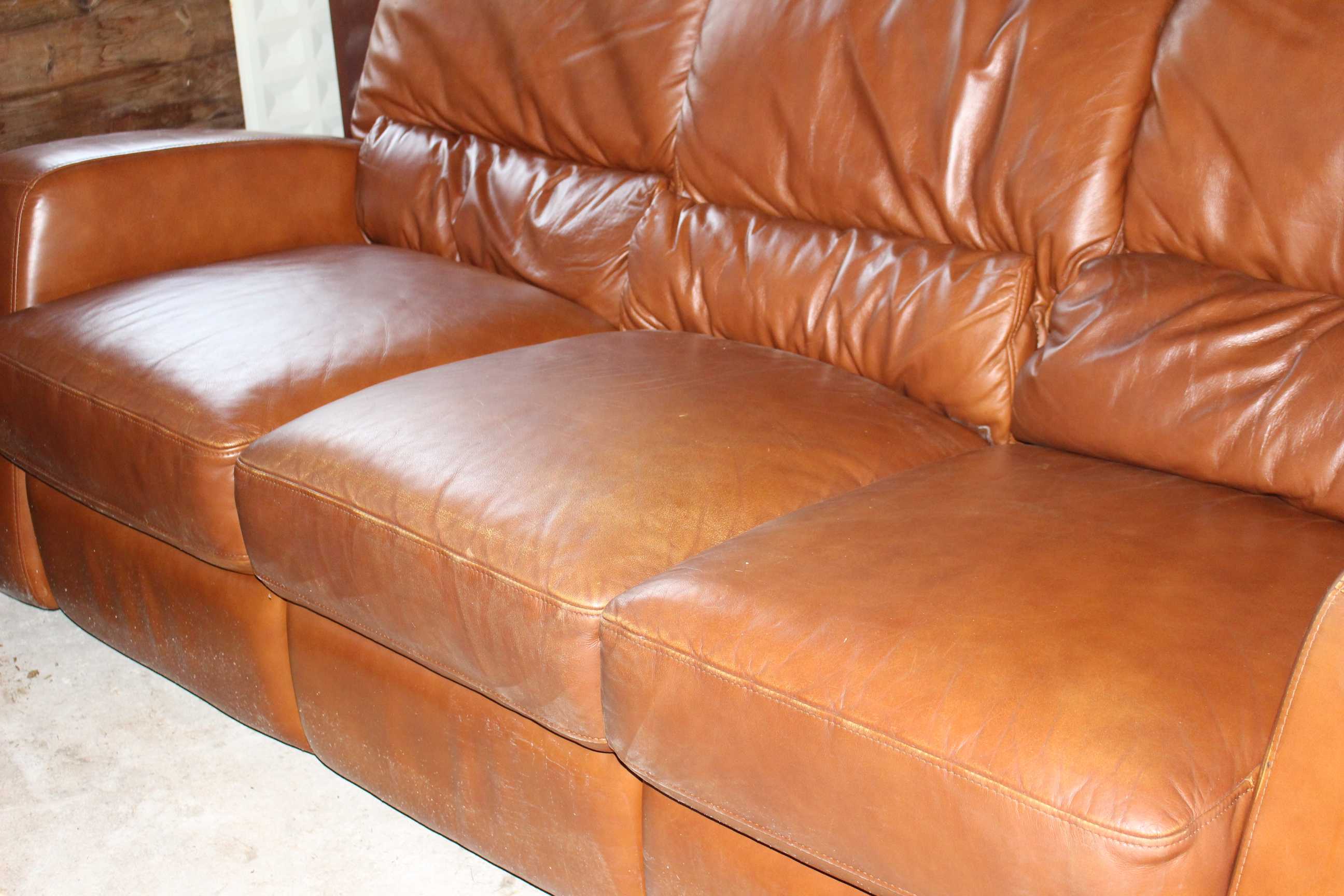 3 seater Tan leather retro style reclining sofa (outer 2 seats recline) small signs of normal use - Image 4 of 6