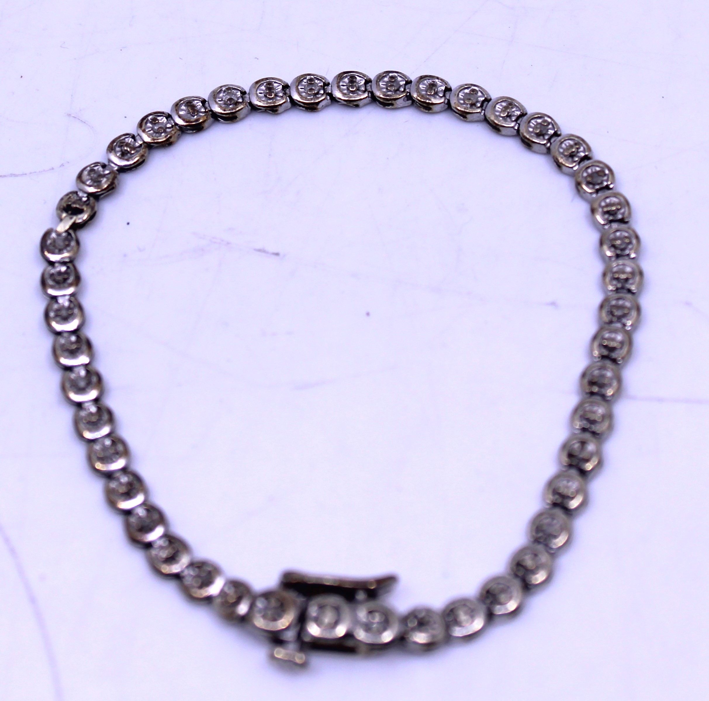 9ct White Gold 0.25ct total Diamond Bracelet.  The bracelet is hallmarked "375" for 9ct Gold and " - Image 2 of 3