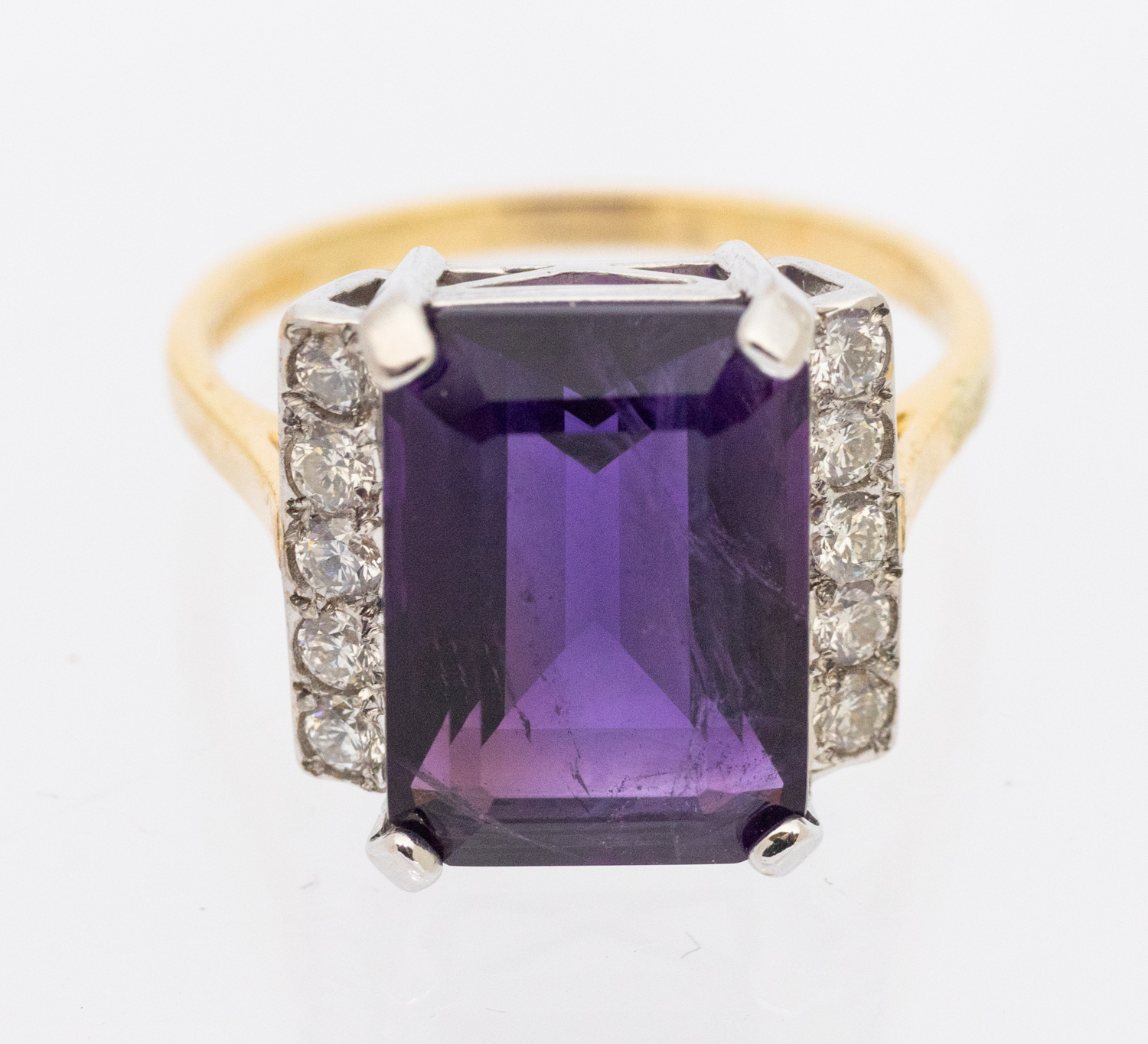 An Art Deco style amethyst and diamond 18ct yellow gold ring, comprising a claw set rectangular step - Image 4 of 4