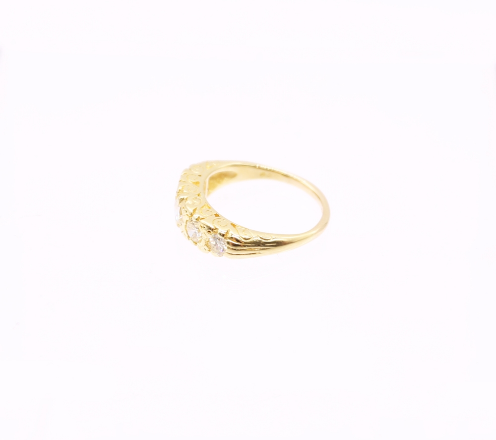 A vintage style diamond and 18ct yellow gold ring, comprising a row of five graduated round - Image 4 of 7