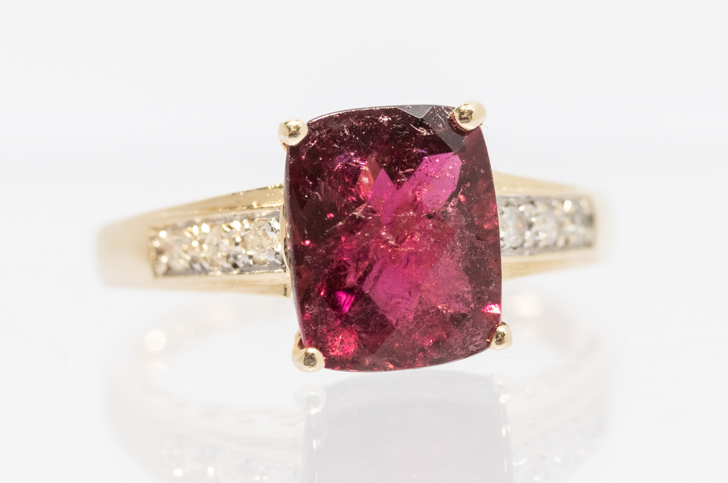 A tourmaline and diamond set 14ct yellow gold dress ring, claw set with a rectangular cushion cut - Image 4 of 5