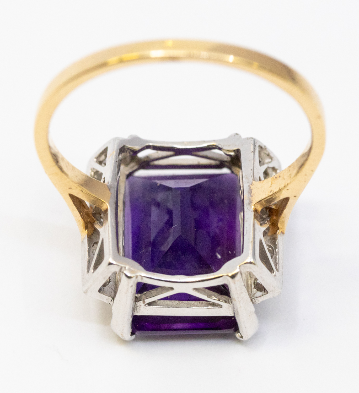 An Art Deco style amethyst and diamond 18ct yellow gold ring, comprising a claw set rectangular step - Image 3 of 4