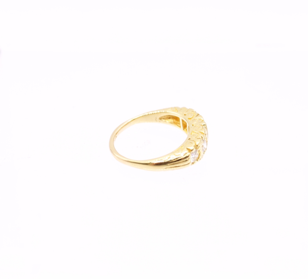 A vintage style diamond and 18ct yellow gold ring, comprising a row of five graduated round - Image 5 of 7