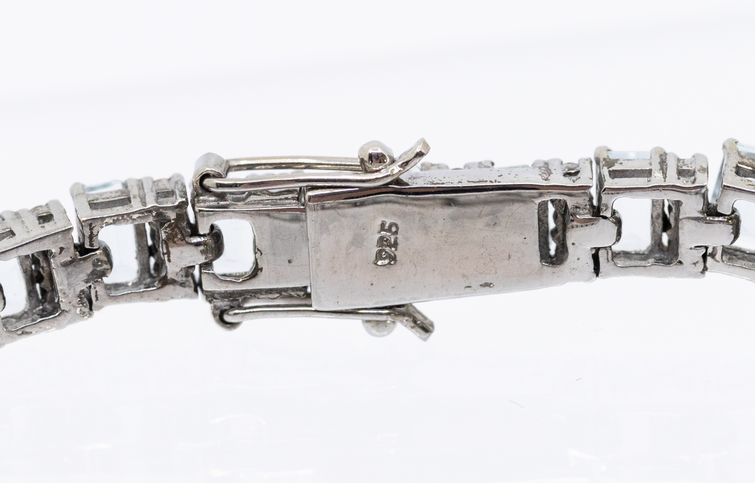 An Art Deco-style aquamarine and diamond set silver bracelet, set with alternate rectangular cut - Image 4 of 4