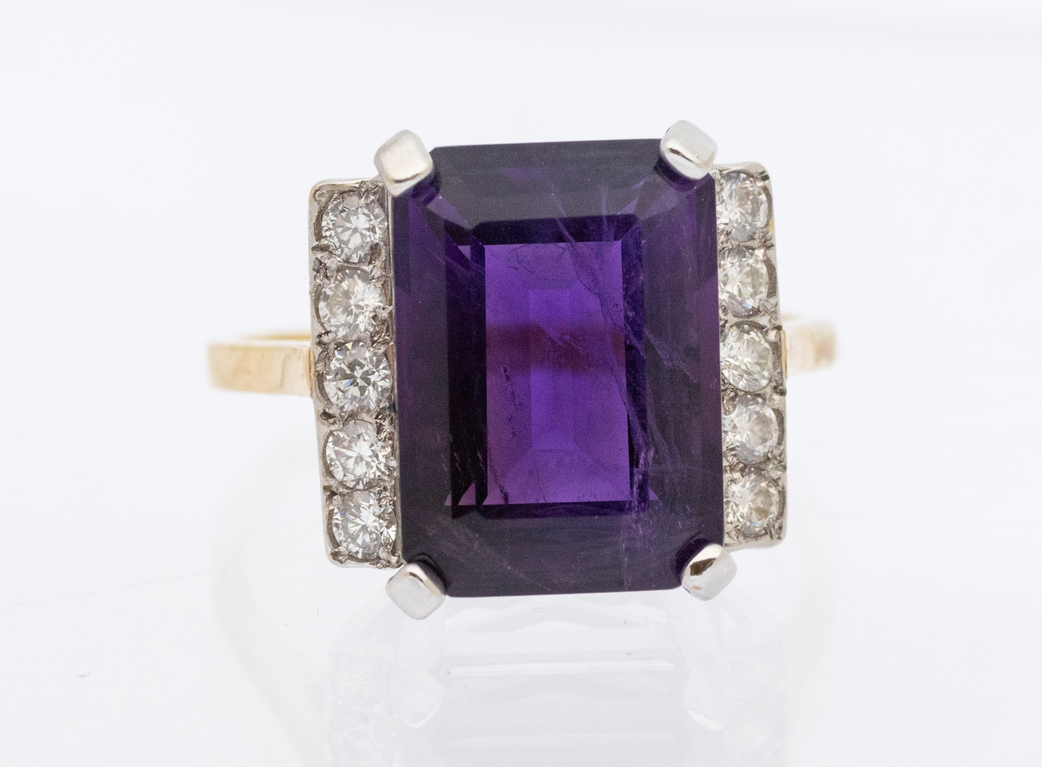 An Art Deco style amethyst and diamond 18ct yellow gold ring, comprising a claw set rectangular step - Image 2 of 4