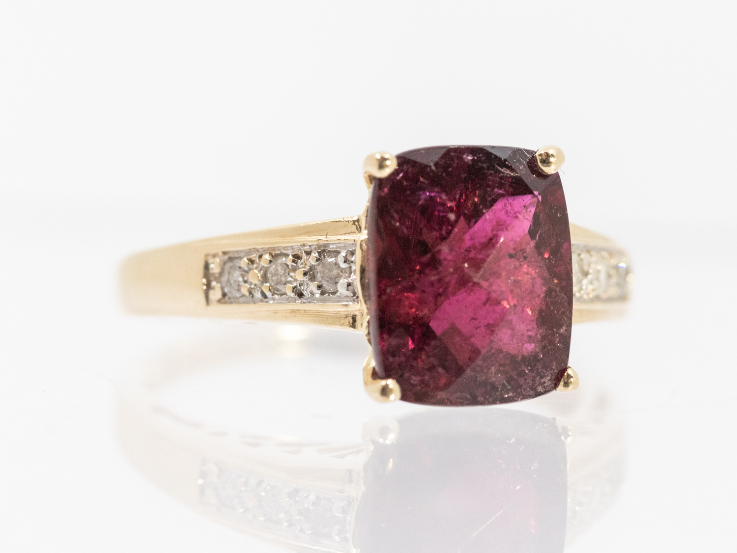 A tourmaline and diamond set 14ct yellow gold dress ring, claw set with a rectangular cushion cut - Image 3 of 5