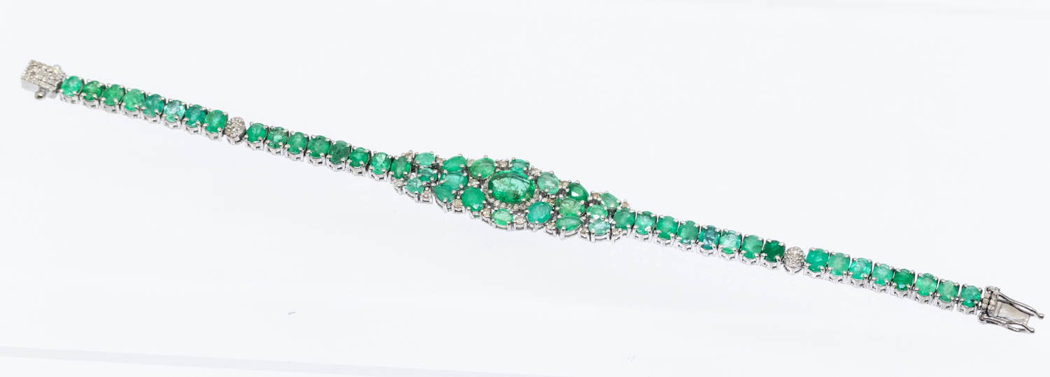 An emerald and diamond set silver bracelet set with oval and pear cut emeralds with diamond set - Image 3 of 5