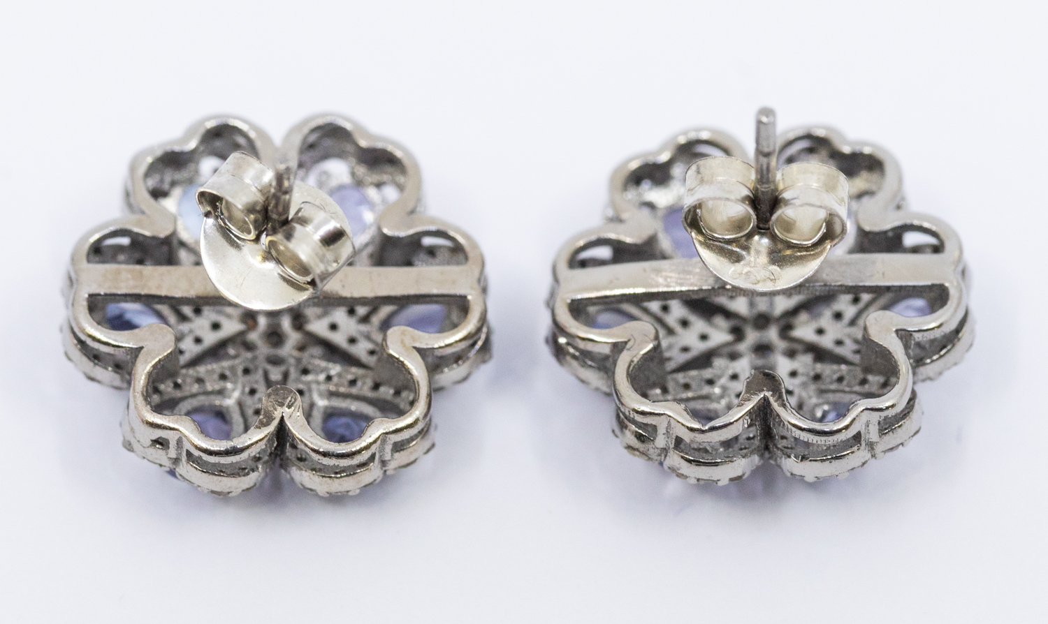 A pair of tanzanites and diamonds silver set cluster earrings, comprising pear cut tanzanites, total - Bild 2 aus 2
