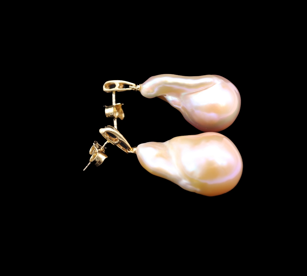 A pair of baroque pearl and 18ct yellow gold drop earrings, length approx 35mm, post and scroll - Bild 3 aus 4