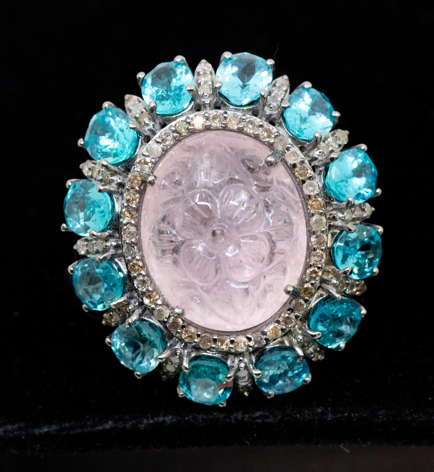 A large morganite and apatite diamond set silver dress ring, comprising an oval cabochon morganite - Image 5 of 5