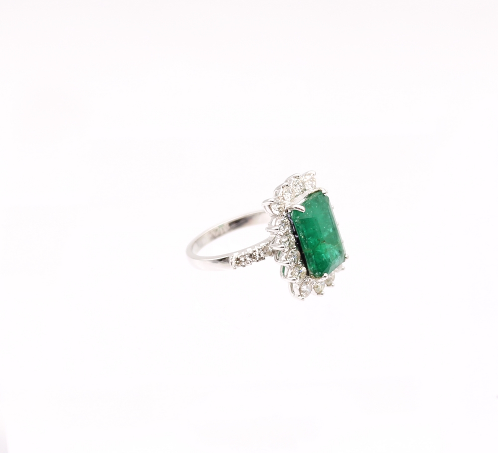 A Zambian emerald and diamond 18ct gold cluster ring, comprising a step-cut emerald (heavily - Bild 2 aus 7