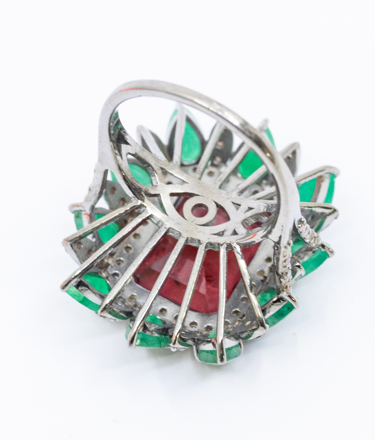 A large tourmaline, emerald and diamond set silver dress ring, comprising a rectangular step-cut - Bild 4 aus 4