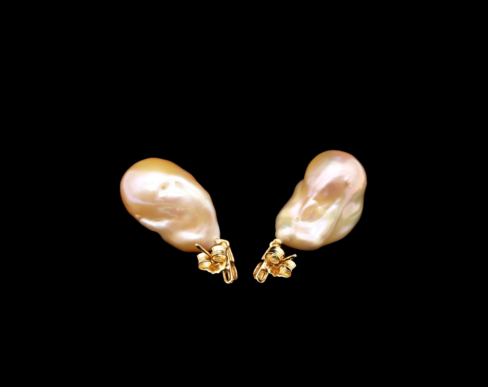 A pair of baroque pearl and 18ct yellow gold drop earrings, length approx 35mm, post and scroll - Bild 2 aus 4