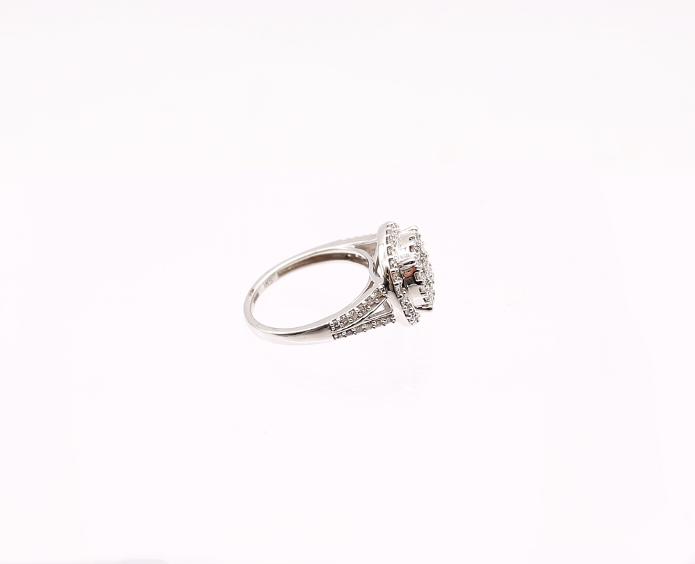 A diamond set 9ct white gold halo cluster ring, set with round brilliant cut diamonds, total diamond - Image 3 of 6