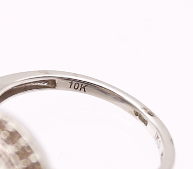 A diamond set 9ct white gold halo cluster ring, set with round brilliant cut diamonds, total diamond - Image 6 of 6
